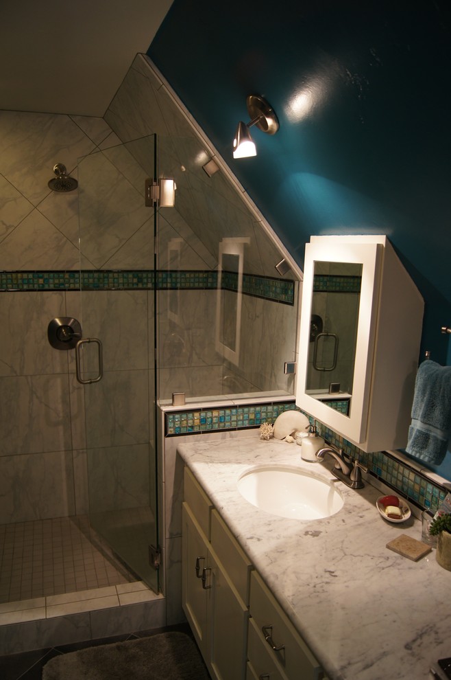 Immagine di una stanza da bagno stile marinaro con lavabo sottopiano, ante in stile shaker, ante bianche, top in marmo, doccia doppia, piastrelle blu e piastrelle di vetro