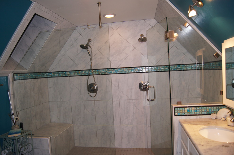 На фото: ванная комната в морском стиле с врезной раковиной, фасадами в стиле шейкер, белыми фасадами, мраморной столешницей, двойным душем, синей плиткой и стеклянной плиткой с