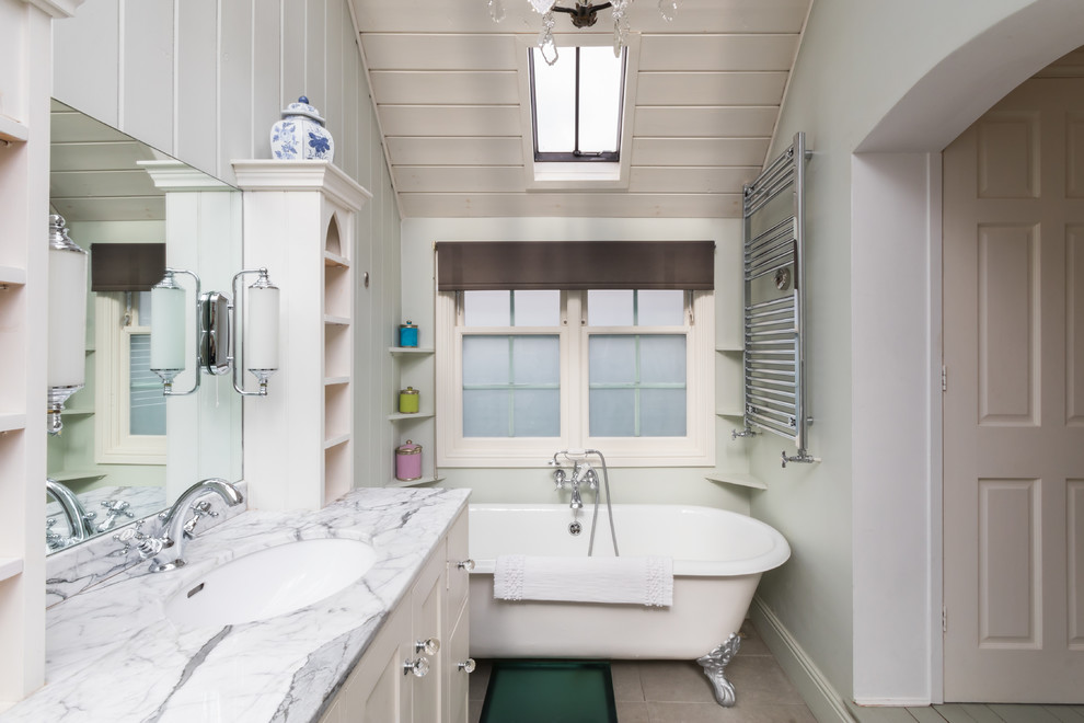 Idéer för ett litet shabby chic-inspirerat badrum, med flerfärgad kakel, luckor med infälld panel, beige skåp, ett badkar med tassar, gröna väggar, ett undermonterad handfat, marmorbänkskiva och grått golv