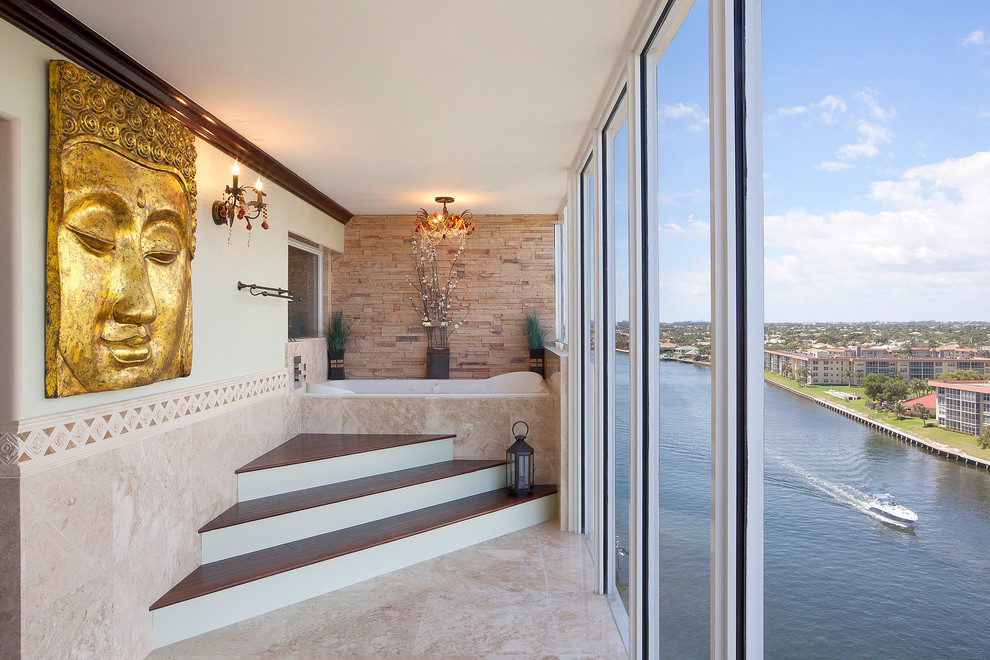 Esempio di una stanza da bagno contemporanea con vasca da incasso e piastrelle beige