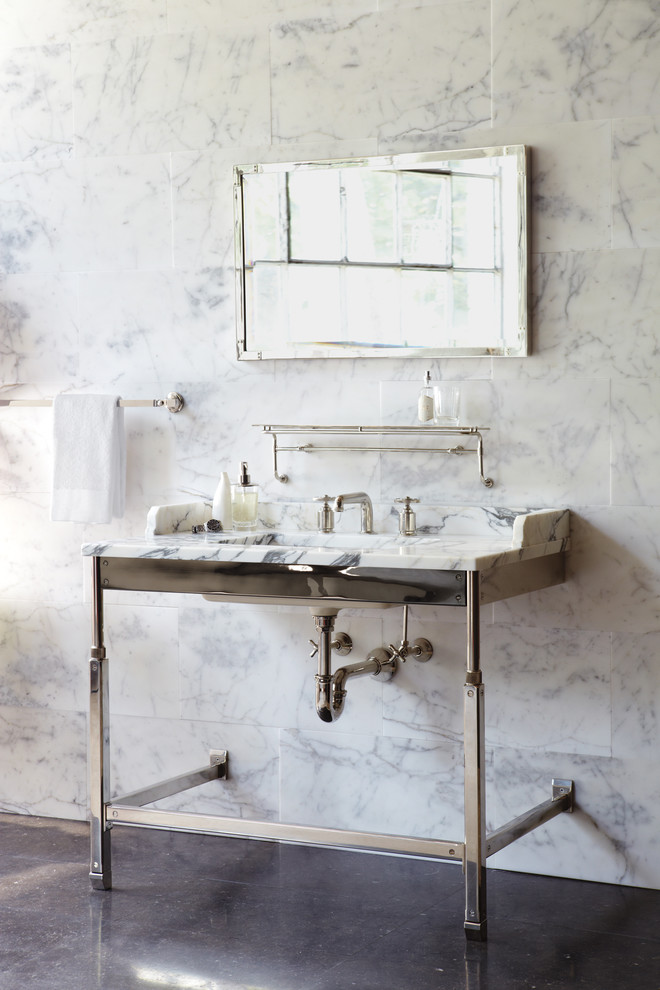 Idée de décoration pour une salle de bain tradition avec un plan de toilette en marbre et un carrelage blanc.