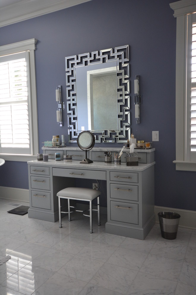 Esempio di una stanza da bagno padronale classica di medie dimensioni con ante lisce, ante grigie, vasca freestanding, pareti viola, pavimento in marmo e top in marmo