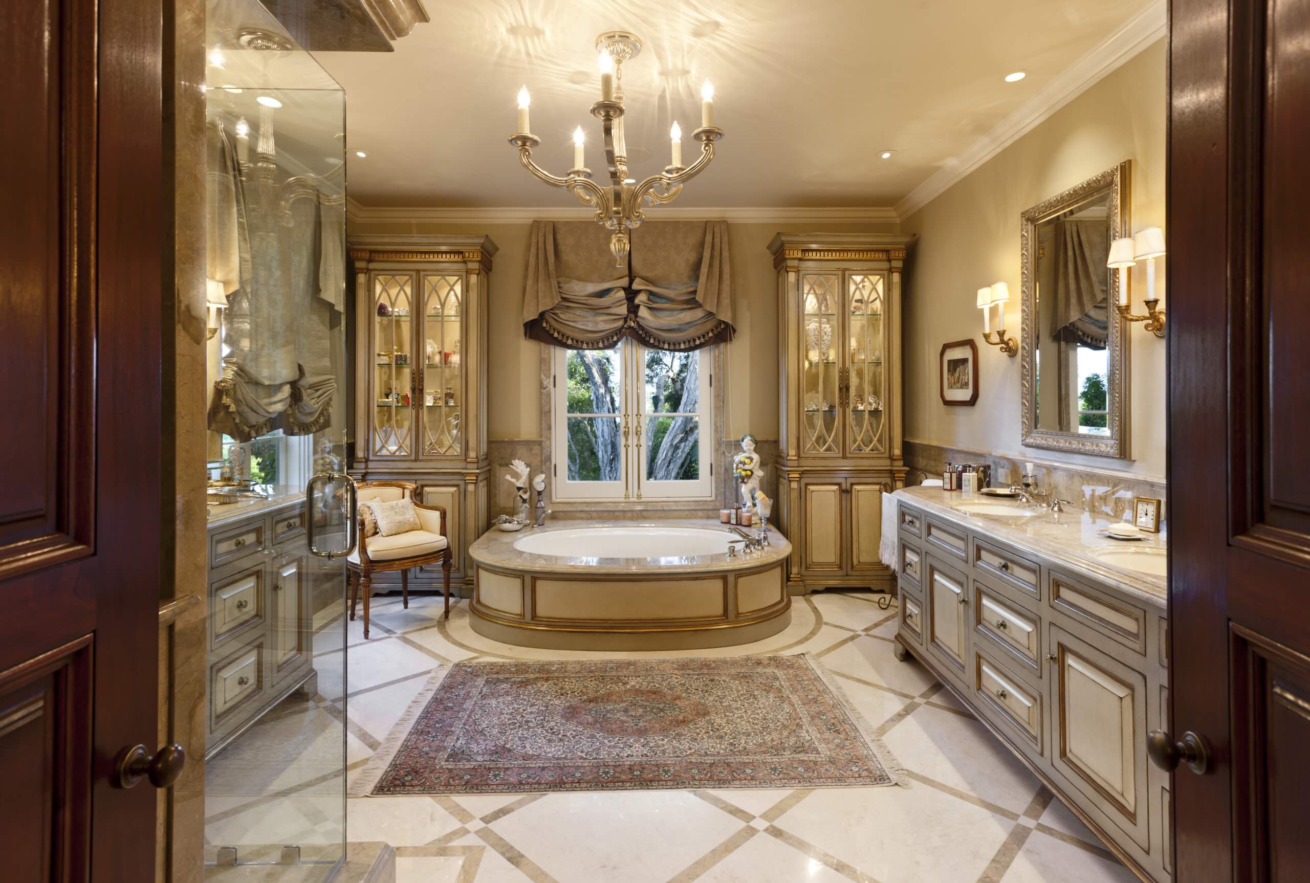 Самые красивые ванные. Luxury Mansion Interior ванная. Роскошные Ванные комнаты. Ванная в классическом стиле. Ванная комната в классическом стиле.