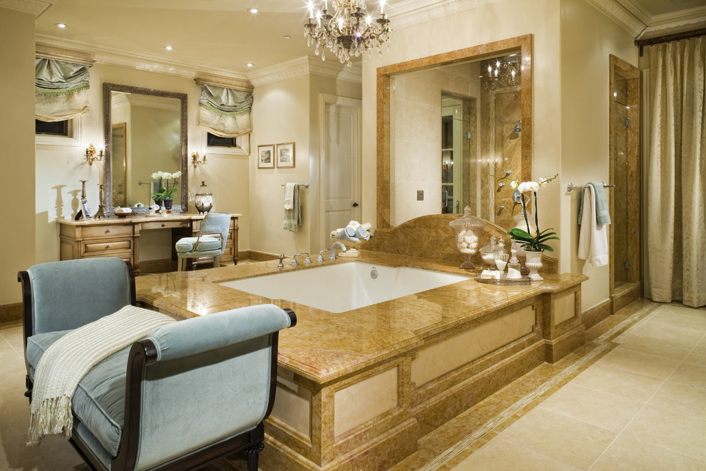 Exemple d'une salle de bain chic avec un bain bouillonnant et un carrelage beige.