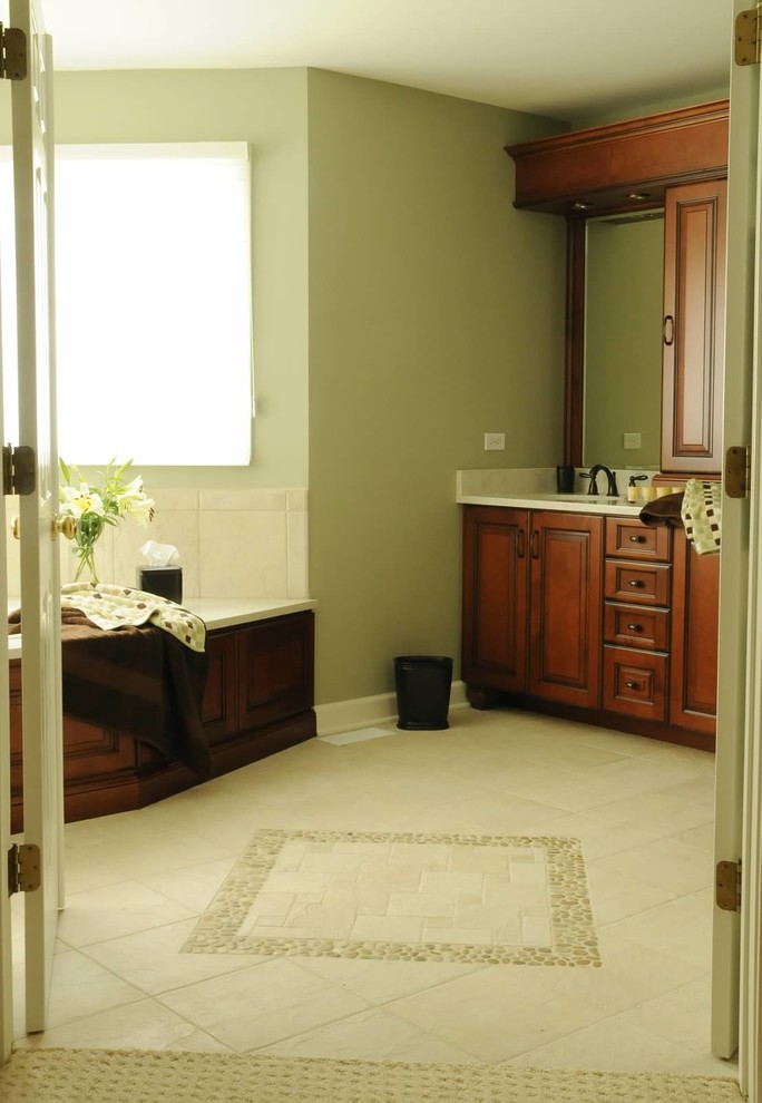 Idéer för ett stort klassiskt en-suite badrum, med luckor med upphöjd panel, skåp i mellenmörkt trä, ett hörnbadkar, beige kakel, keramikplattor, gröna väggar, klinkergolv i keramik, ett undermonterad handfat, bänkskiva i kvarts och beiget golv