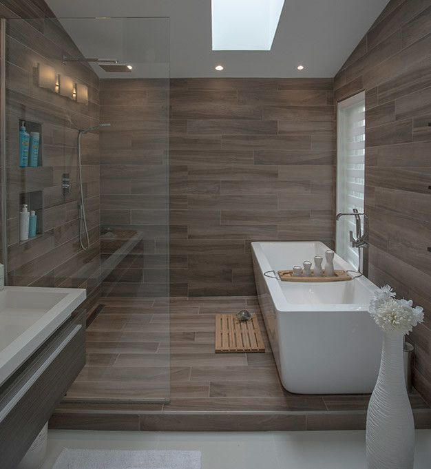 Exempel på ett modernt en-suite badrum, med släta luckor, ett fristående badkar, en dusch i en alkov, beige kakel, brun kakel, porslinskakel, ett integrerad handfat och med dusch som är öppen