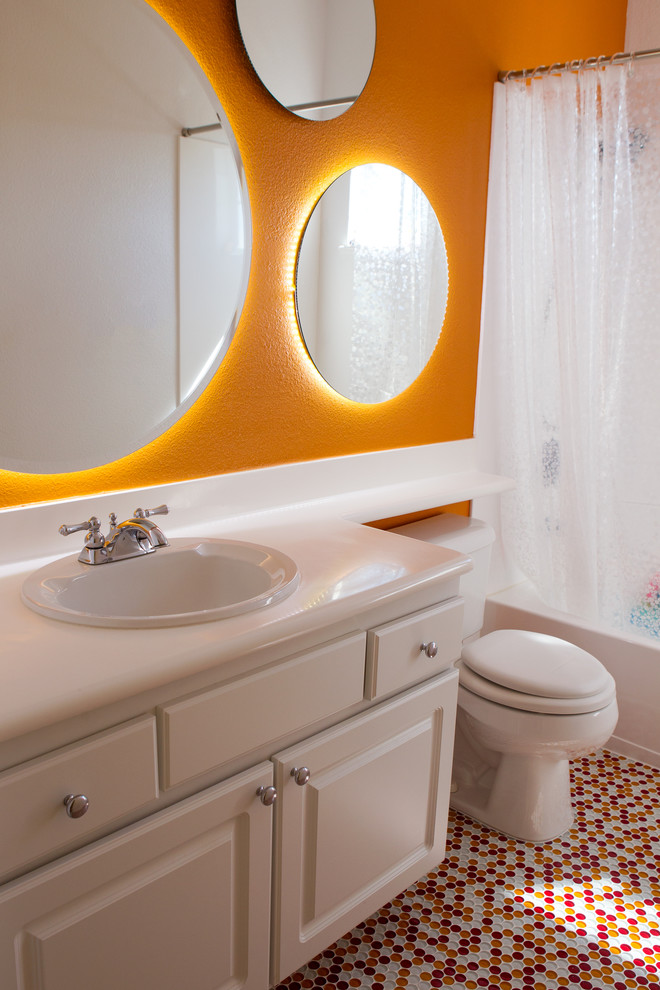 На фото: детская ванная комната среднего размера в современном стиле с накладной раковиной, фасадами с выступающей филенкой, белыми фасадами, столешницей из искусственного камня, угловой ванной, душем над ванной, унитазом-моноблоком, оранжевой плиткой, плиткой мозаикой, оранжевыми стенами и полом из мозаичной плитки