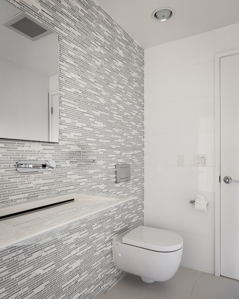 На фото: главная ванная комната среднего размера в современном стиле с подвесной раковиной, инсталляцией, серой плиткой, удлиненной плиткой, белыми стенами и полом из керамогранита с