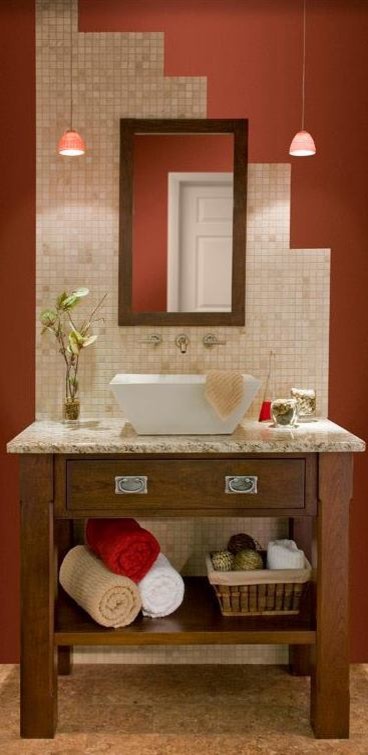 Klassisches Badezimmer mit Aufsatzwaschbecken, dunklen Holzschränken, Granit-Waschbecken/Waschtisch, beigen Fliesen und roter Wandfarbe in Sonstige