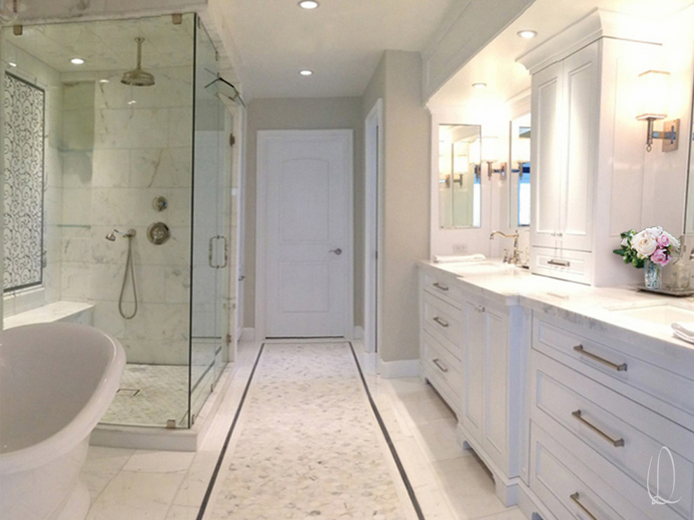 Inspiration pour une salle de bain traditionnelle avec un placard avec porte à panneau encastré, une douche d'angle, WC à poser, un carrelage blanc, des dalles de pierre, un mur beige, un sol en marbre et un lavabo encastré.