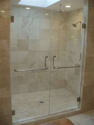 Свежая идея для дизайна: главная ванная комната среднего размера в стиле неоклассика (современная классика) с душем в нише, бежевыми стенами и полом из керамогранита - отличное фото интерьера