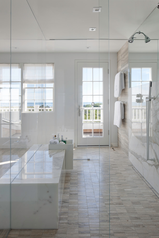 Cette image montre une grande salle de bain principale minimaliste avec un placard à porte plane, une douche ouverte, un carrelage beige, un carrelage gris, un carrelage multicolore, un carrelage blanc, des dalles de pierre, un mur gris, un sol en linoléum, un lavabo encastré et un plan de toilette en marbre.