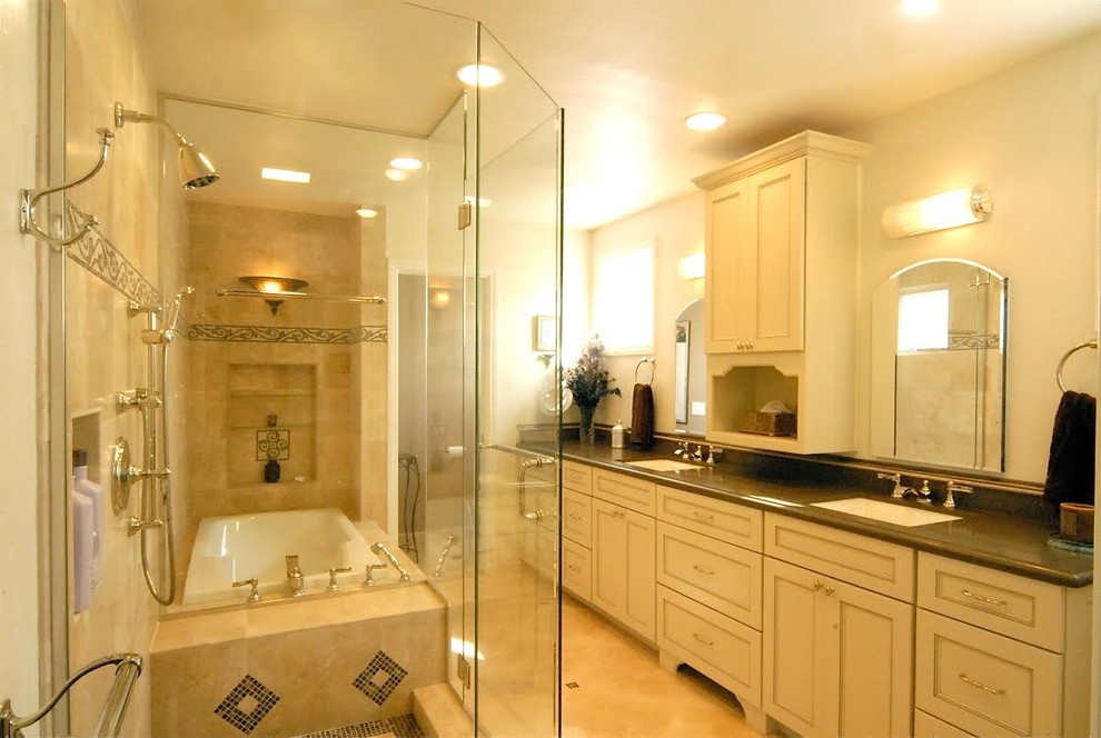 Свежая идея для дизайна: ванная комната в классическом стиле с врезной раковиной, бежевыми фасадами, угловой ванной, угловым душем, бежевой плиткой и бежевыми стенами - отличное фото интерьера