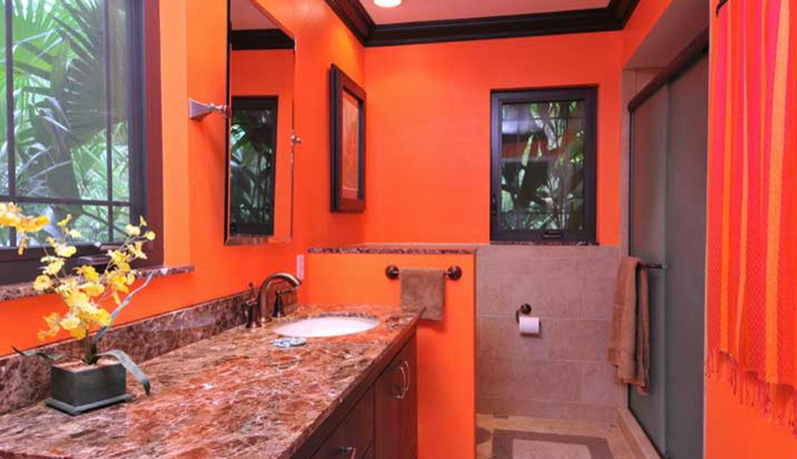 Идея дизайна: ванная комната среднего размера в стиле неоклассика (современная классика) с плоскими фасадами, темными деревянными фасадами, душем в нише, оранжевыми стенами, полом из травертина, душевой кабиной, врезной раковиной, разноцветным полом и душем с раздвижными дверями