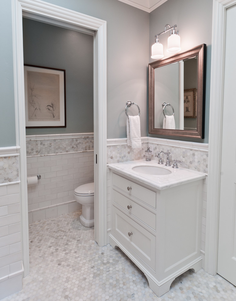 Immagine di una stanza da bagno chic con piastrelle diamantate e toilette