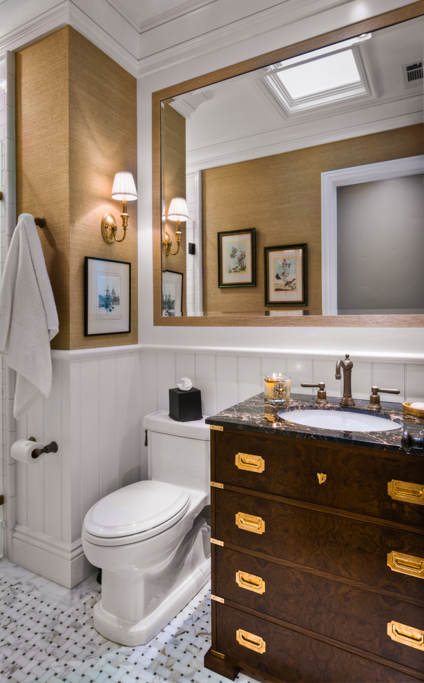 Esempio di una stanza da bagno classica con pareti marroni e ante lisce