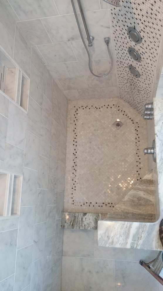 Mittelgroßes Modernes Duschbad mit Eckdusche, grauen Fliesen, Marmorfliesen, grauer Wandfarbe, Marmorboden, grauem Boden und offener Dusche in Sonstige