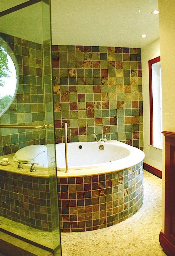Idee per una stanza da bagno padronale contemporanea di medie dimensioni con vasca da incasso, piastrelle beige, piastrelle marroni, piastrelle grigie, piastrelle bianche, piastrelle in pietra, pareti bianche e pavimento con piastrelle di ciottoli