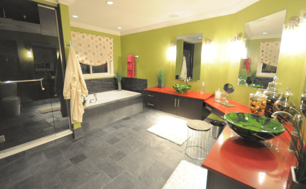 Idéer för ett stort asiatiskt röd en-suite badrum, med släta luckor, bruna skåp, ett platsbyggt badkar, en dusch i en alkov, gröna väggar, skiffergolv, ett fristående handfat, bänkskiva i akrylsten, grått golv och dusch med skjutdörr