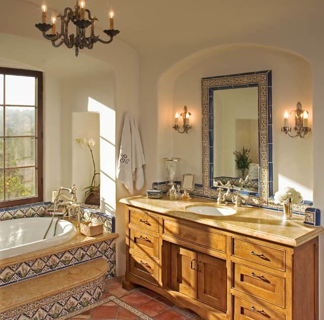 Idéer för ett stort klassiskt en-suite badrum, med luckor med profilerade fronter, skåp i mellenmörkt trä, ett platsbyggt badkar, beige väggar, klinkergolv i terrakotta, ett undermonterad handfat, laminatbänkskiva, en dusch/badkar-kombination, flerfärgad kakel, keramikplattor, rött golv och med dusch som är öppen