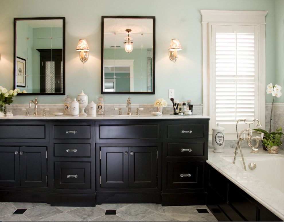 Inredning av ett klassiskt stort en-suite badrum, med luckor med infälld panel, svarta skåp, ett undermonterat badkar, grå kakel, blå väggar, klinkergolv i keramik, ett undermonterad handfat, granitbänkskiva, en hörndusch, mosaik, grått golv och dusch med gångjärnsdörr