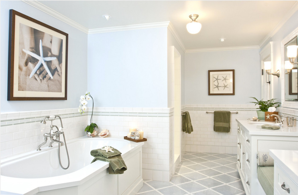 Idéer för att renovera ett stort vintage vit vitt en-suite badrum, med vita skåp, en dusch i en alkov, vit kakel, tunnelbanekakel, skåp i shakerstil, ett fristående badkar, blå väggar, klinkergolv i keramik, bänkskiva i akrylsten, ett undermonterad handfat, grått golv och med dusch som är öppen