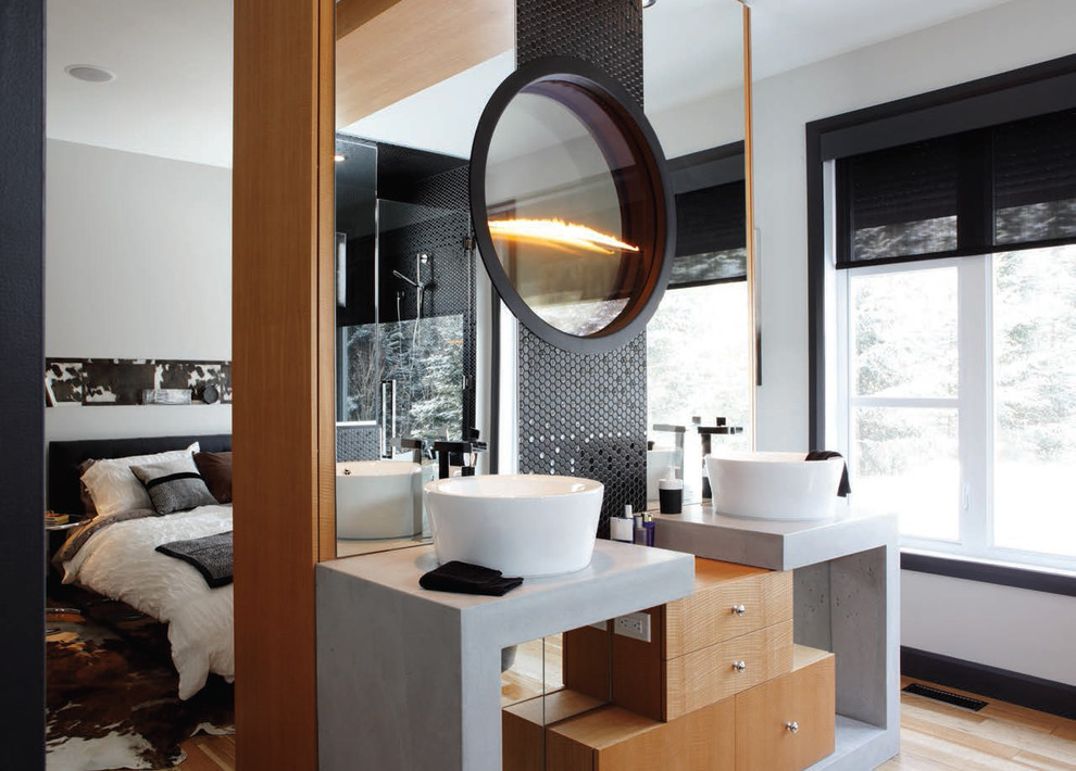 Design ideas for a contemporary bathroom in Montreal.