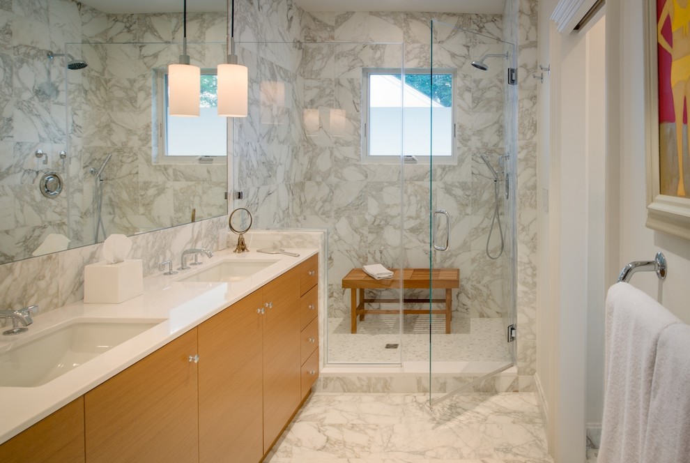 Immagine di una stanza da bagno padronale classica con lavabo sottopiano, ante lisce, ante in legno chiaro, doccia aperta, pareti bianche e pavimento in marmo