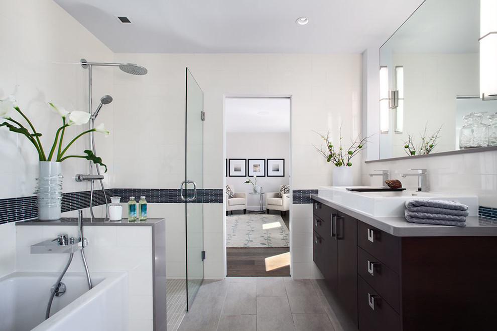 Modernes Badezimmer mit Trogwaschbecken, flächenbündigen Schrankfronten, dunklen Holzschränken, bodengleicher Dusche und blauen Fliesen in Vancouver