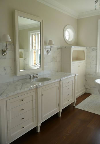 Idéer för mellanstora vintage badrum med dusch, med ett nedsänkt handfat, vita skåp, marmorbänkskiva, ett fristående badkar, vit kakel, beige väggar och mörkt trägolv
