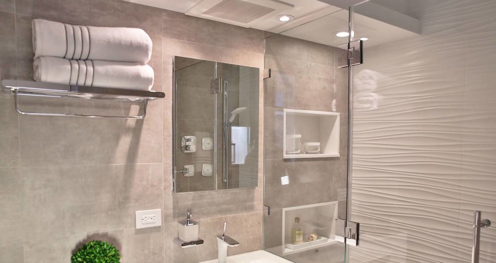 Ejemplo de cuarto de baño contemporáneo de tamaño medio con ducha empotrada, paredes grises, aseo y ducha, encimera de acrílico y ducha con puerta con bisagras