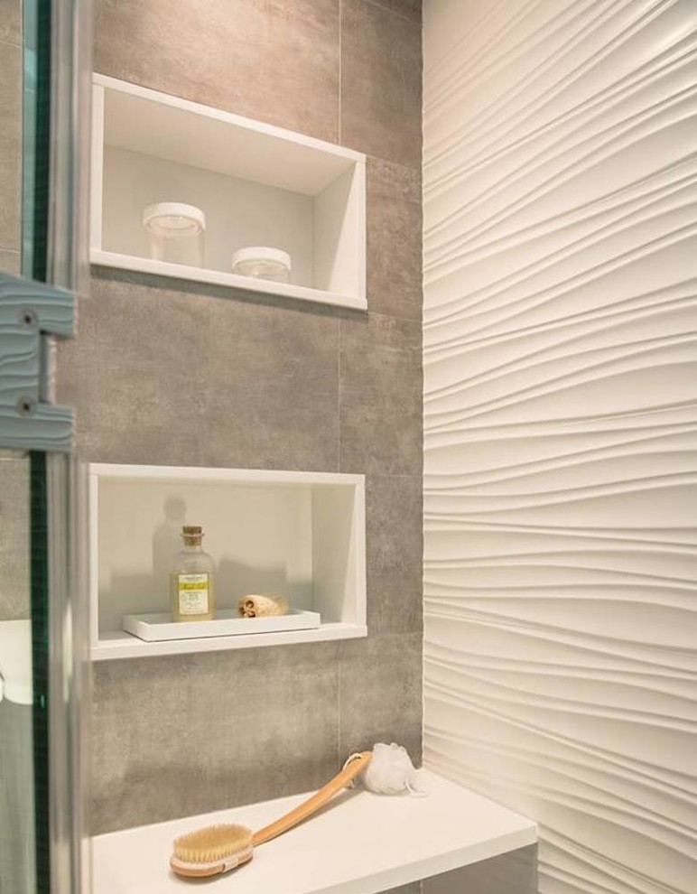Immagine di una stanza da bagno con doccia contemporanea di medie dimensioni con doccia alcova, pareti grigie, top in superficie solida e porta doccia a battente