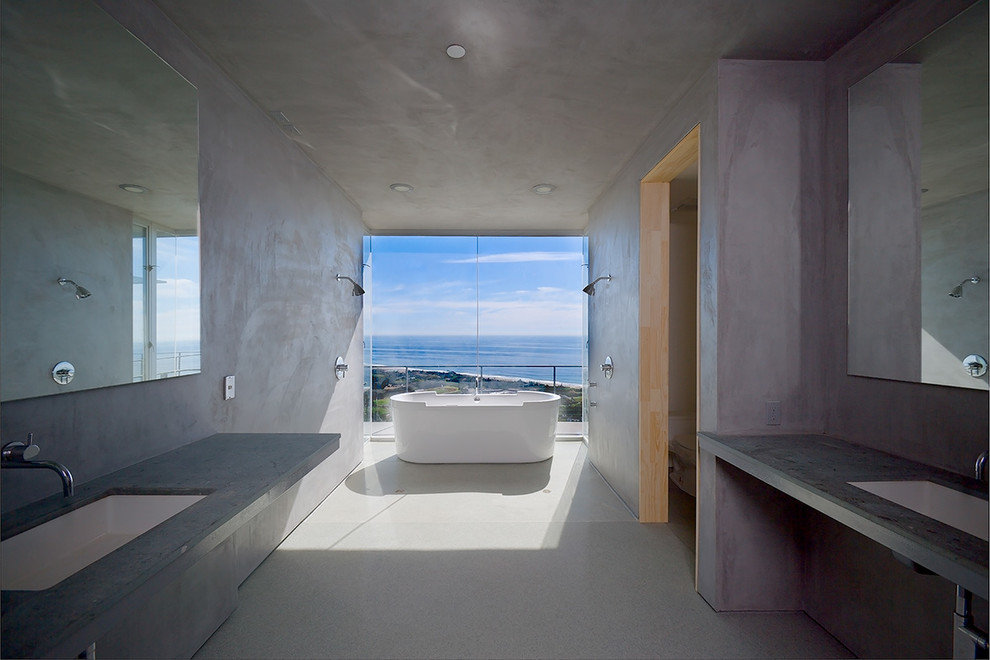 Bild på ett funkis grå grått en-suite badrum, med ett fristående badkar, våtrum, grå väggar, ett undermonterad handfat, vitt golv och med dusch som är öppen