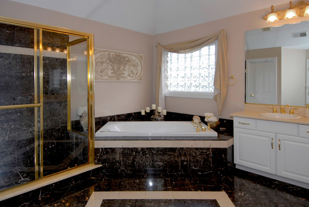 Foto di una grande stanza da bagno chic con lavabo da incasso, ante bianche, vasca da incasso, pareti rosa, pavimento in marmo, ante con bugna sagomata, doccia alcova, piastrelle verdi e lastra di pietra