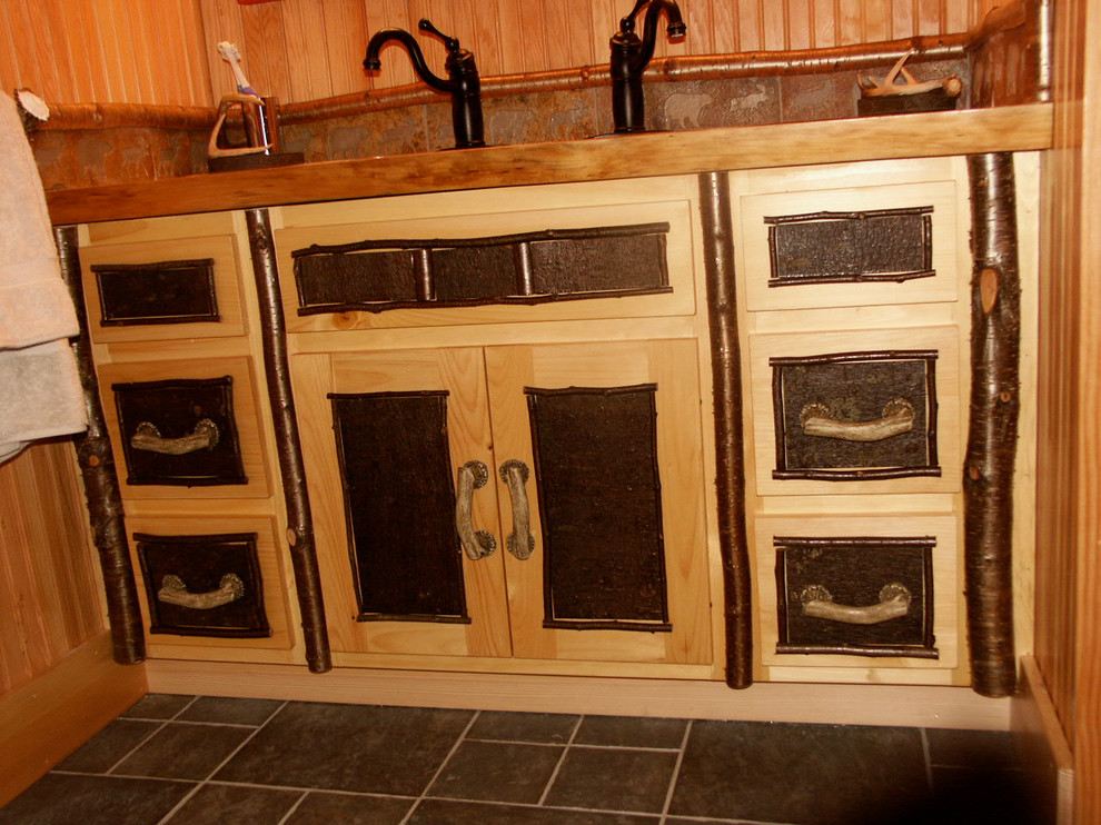 Idee per una piccola stanza da bagno padronale stile rurale con ante lisce e ante in legno chiaro