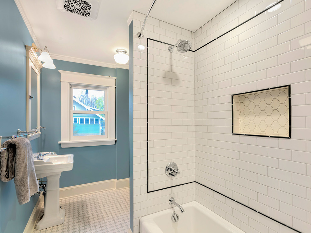 Bild på ett stort amerikanskt badrum för barn, med ett badkar i en alkov, en dusch i en alkov, en toalettstol med hel cisternkåpa, vit kakel, tunnelbanekakel, blå väggar, klinkergolv i keramik, ett piedestal handfat, flerfärgat golv och dusch med duschdraperi