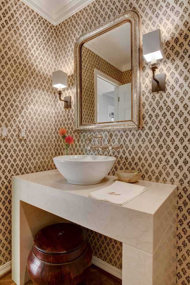 Idéer för vintage badrum, med ett fristående handfat och flerfärgade väggar