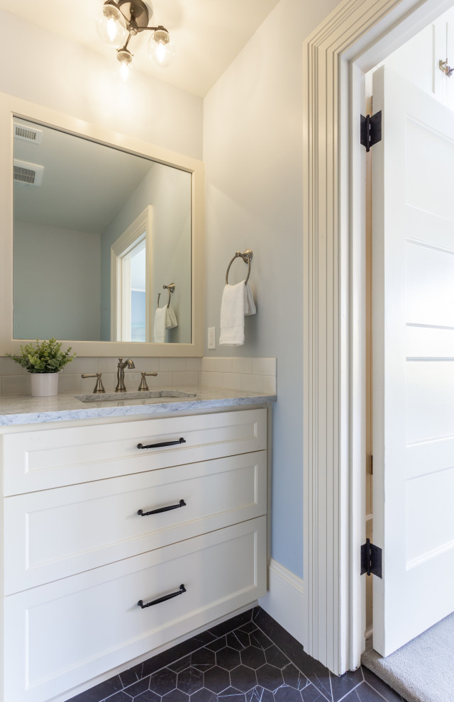 Foto på ett stort vintage grå en-suite badrum, med luckor med infälld panel, vita skåp, ett platsbyggt badkar, marmorkakel, blå väggar, marmorgolv, marmorbänkskiva och svart golv