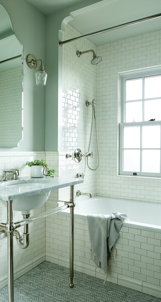 Пример оригинального дизайна: ванная комната среднего размера в стиле неоклассика (современная классика) с ванной в нише, душем над ванной, белой плиткой, плиткой кабанчик, серыми стенами, полом из мозаичной плитки, душевой кабиной, врезной раковиной, белым полом, мраморной столешницей и шторкой для ванной