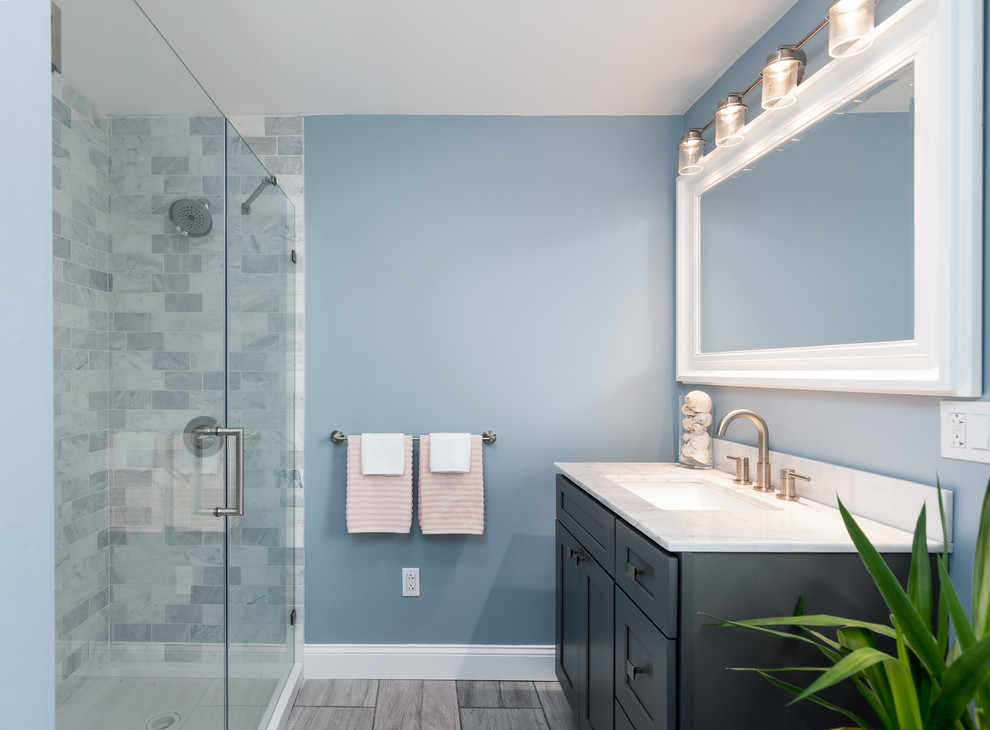 Источник вдохновения для домашнего уюта: ванная комната в стиле неоклассика (современная классика) с фасадами в стиле шейкер, синими фасадами, душем в нише, синими стенами, врезной раковиной, серым полом, душем с распашными дверями и белой столешницей