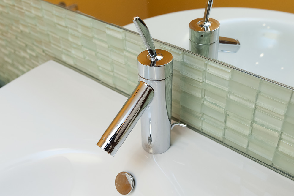 Свежая идея для дизайна: ванная комната в стиле ретро с зеленой плиткой, стеклянной плиткой, оранжевыми стенами, полом из терраццо, подвесной раковиной, серым полом и тумбой под одну раковину - отличное фото интерьера