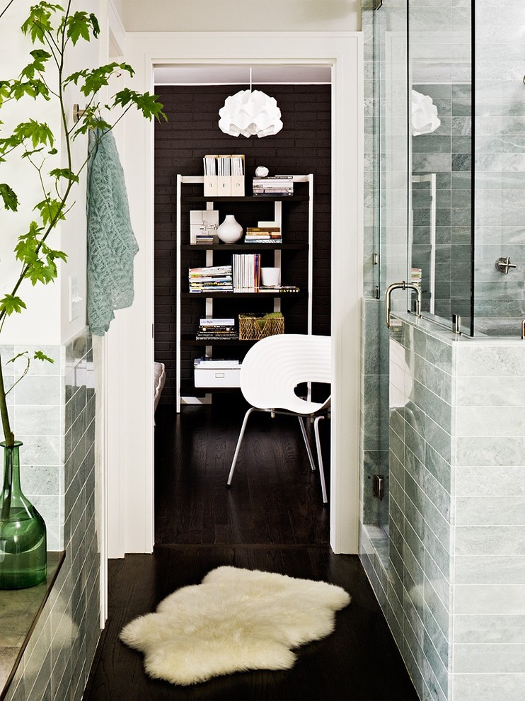 На фото: ванная комната в стиле неоклассика (современная классика) с серой плиткой