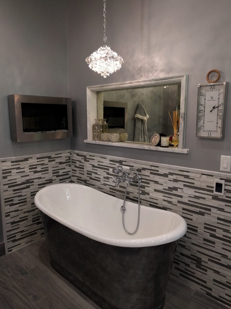 Inspiration pour une salle de bain principale traditionnelle en bois vieilli de taille moyenne avec un placard avec porte à panneau encastré, une baignoire indépendante, une douche d'angle, WC séparés, un carrelage blanc, un carrelage en pâte de verre, un mur gris, un sol en carrelage de céramique, un lavabo encastré, un plan de toilette en marbre, un sol gris et une cabine de douche à porte battante.
