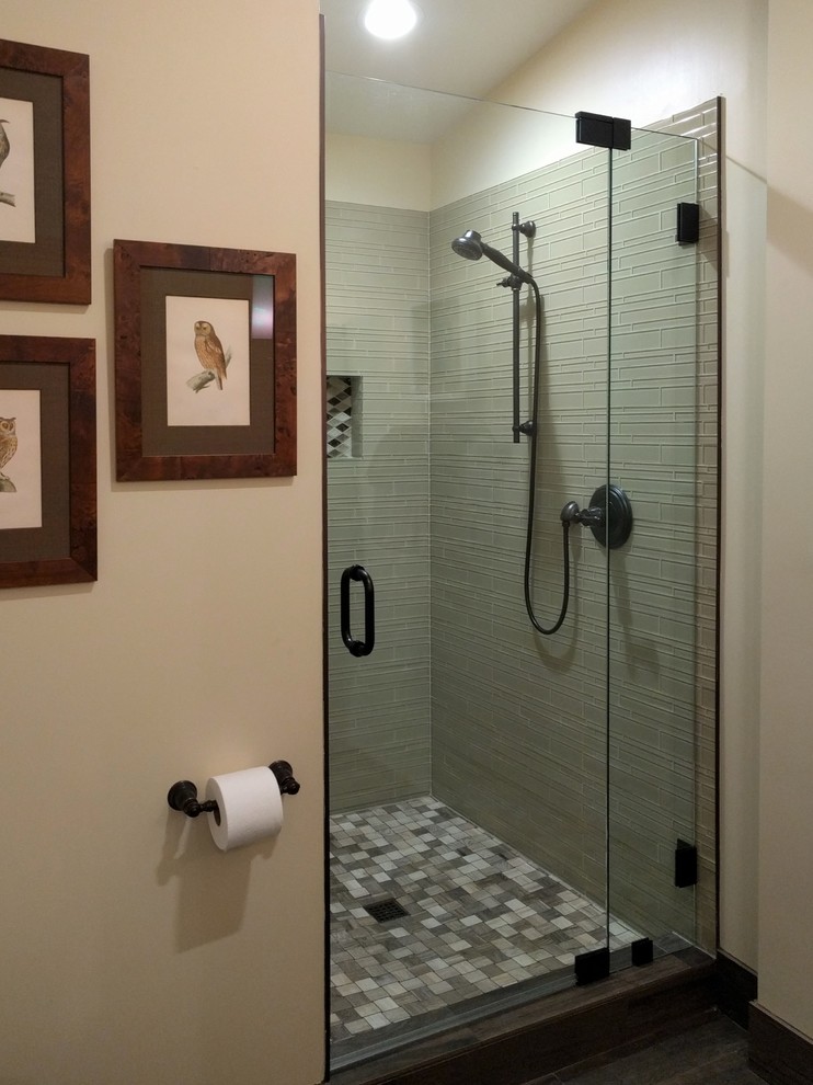 Bild på ett mellanstort vintage badrum, med möbel-liknande, skåp i slitet trä, en dusch i en alkov, en toalettstol med hel cisternkåpa, beige kakel, glaskakel, beige väggar, klinkergolv i keramik, ett undermonterad handfat, bänkskiva i kvarts, brunt golv och dusch med gångjärnsdörr