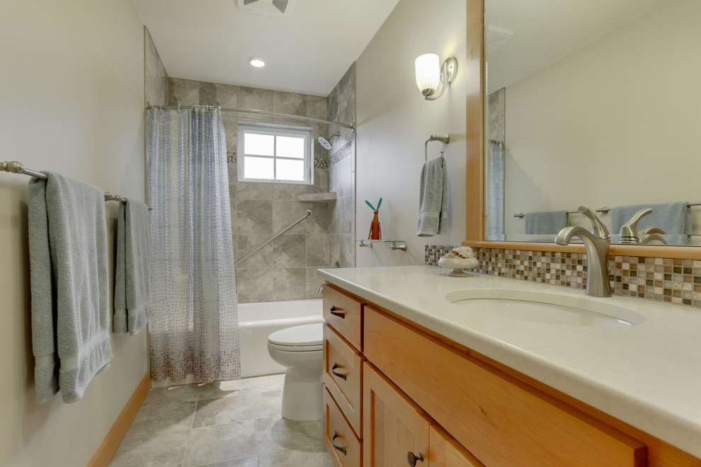 Immagine di una stanza da bagno stile americano di medie dimensioni con vasca ad alcova e vasca/doccia