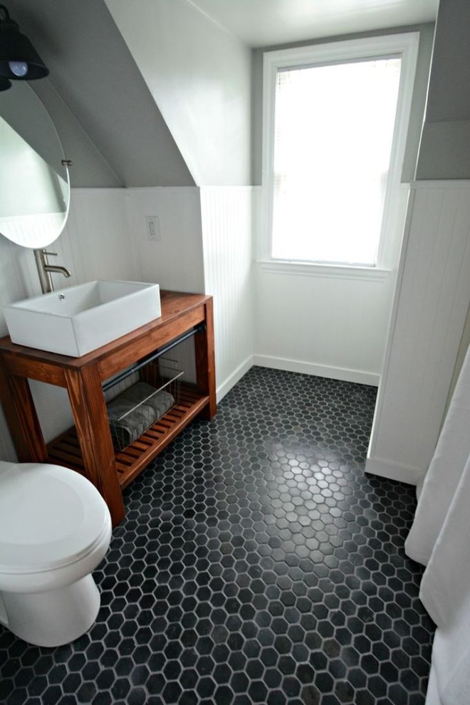 Идея дизайна: ванная комната среднего размера в классическом стиле с серыми стенами, полом из керамической плитки, душевой кабиной, настольной раковиной, столешницей из дерева, черным полом и коричневой столешницей
