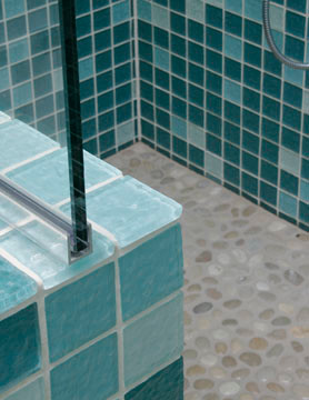 Réalisation d'une salle de bain design de taille moyenne avec un placard à porte persienne, des portes de placard blanches, un mur bleu, un sol en galet, un lavabo encastré et un plan de toilette en quartz modifié.