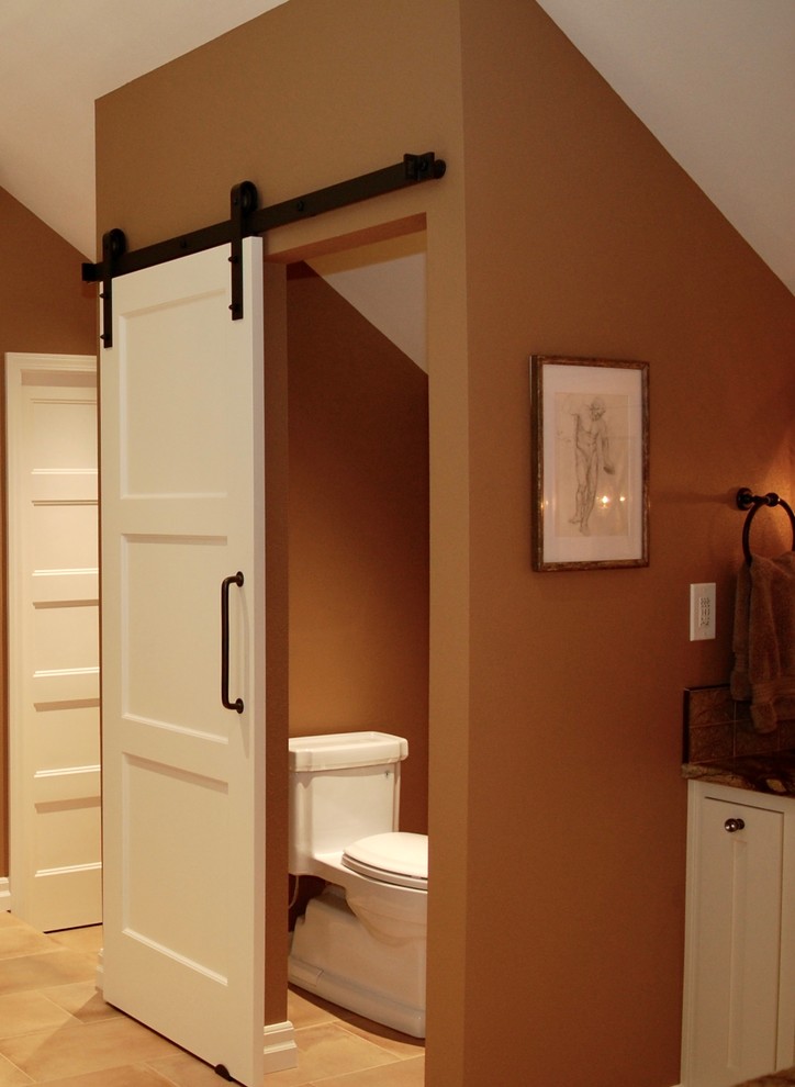 Cette image montre une salle de bain principale traditionnelle de taille moyenne avec un placard à porte shaker, des portes de placard blanches, une baignoire indépendante, une douche d'angle, WC séparés, un carrelage marron, des carreaux de céramique, un mur marron, un sol en travertin, un lavabo encastré, un plan de toilette en onyx, un sol beige et une cabine de douche à porte battante.