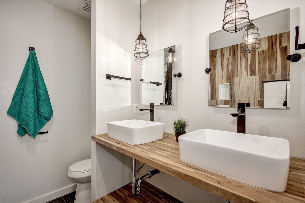 Foto de cuarto de baño nórdico con armarios abiertos, sanitario de dos piezas, paredes grises, aseo y ducha, lavabo sobreencimera, encimera de madera, suelo marrón y encimeras beige