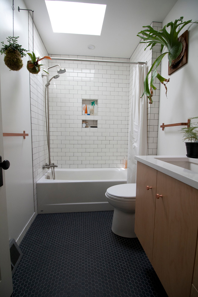 На фото: маленькая главная ванная комната в стиле неоклассика (современная классика) для на участке и в саду с